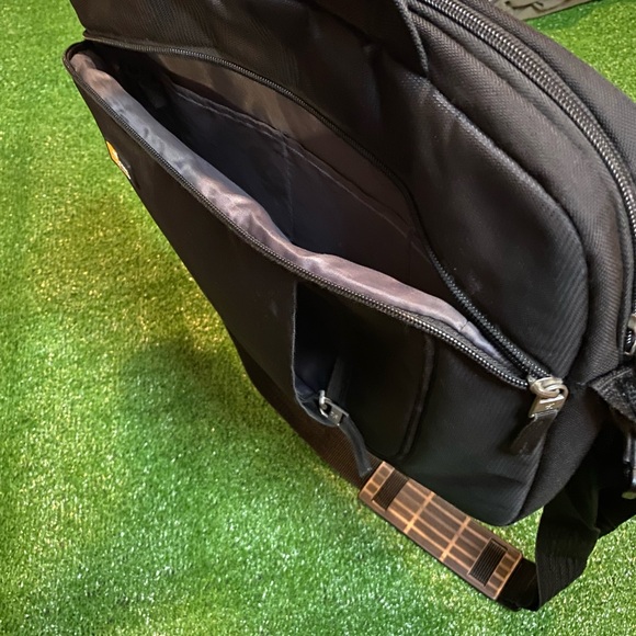 Black Case Logic 15.6” Laptop, iPad, Tablet Briefcase - Picture 4 of 7